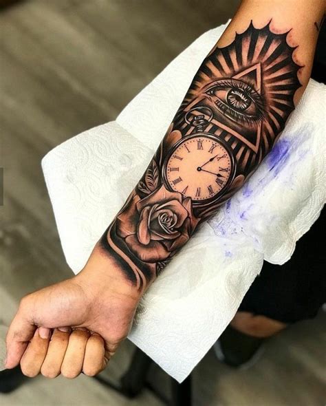 tatuaggio scritta braccio uomo|Tatuaggi sul braccio: idee e significato dei simboli